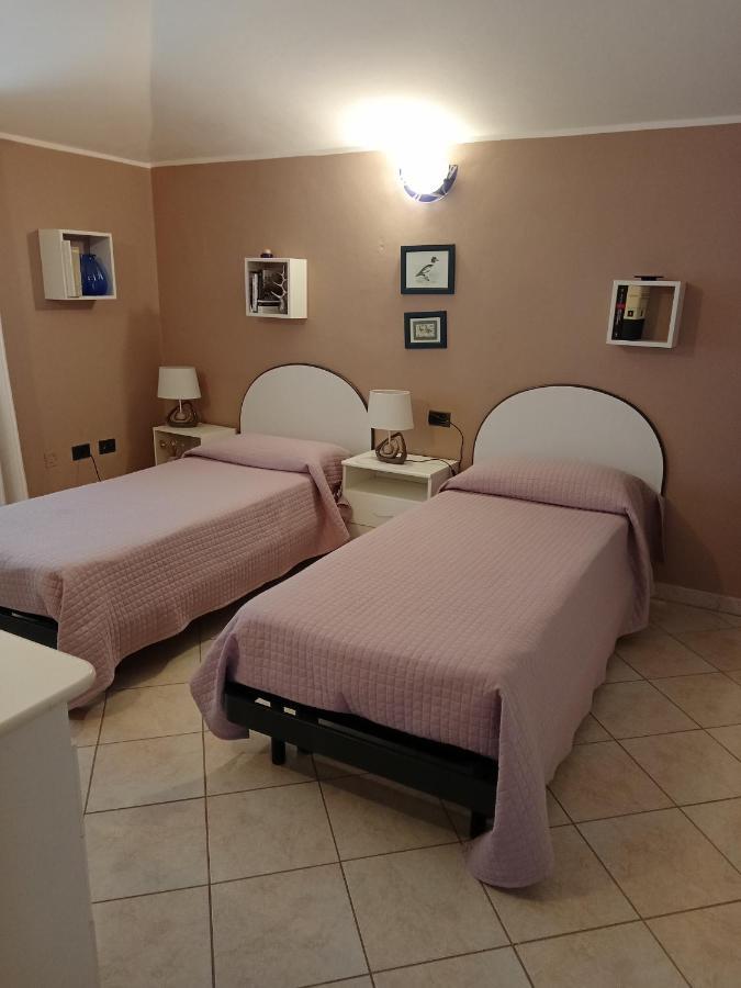 Casa Vacanza Le 2 Isole Suni Luaran gambar